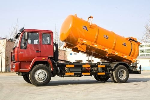 노란 색깔 디젤 엔진 SINOTRUCK 6M3 하수구 흡입 트럭 HF7 정면 차축