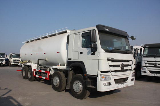 Howo 12는 분말 물자 수송을 위한 8x4 대량 유조선 36m3-45m3를 선회합니다