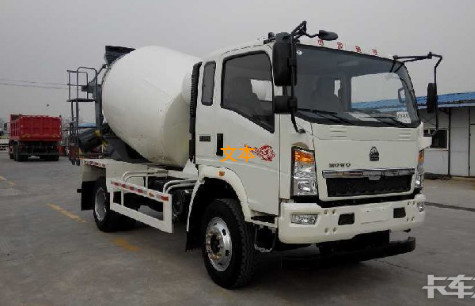 Sinotruk Howo의 고성능 4-6M3 믹서 유조 트럭 4x2 6 바퀴