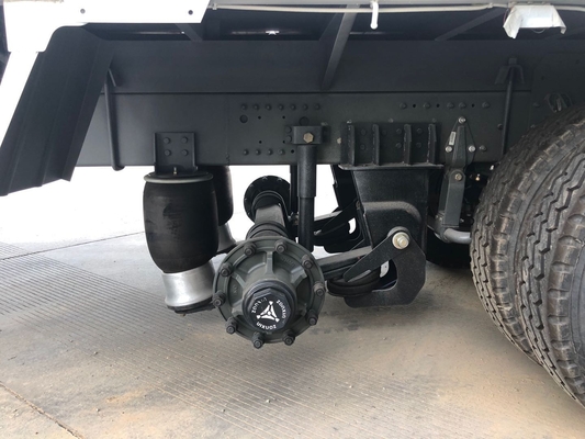 20 톤 Sinotruk Howo 8x4 트럭은 기중기 똑바른 붐을 거치했습니다