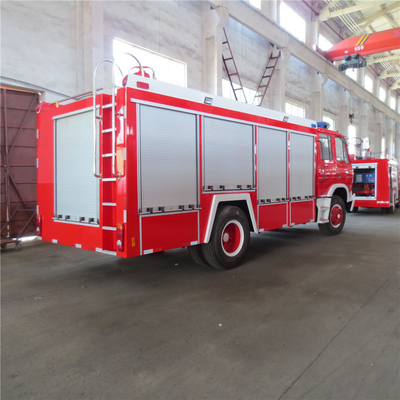 트럭과 싸우는 빨강 140KW 5000L 동풍 4*2 화재