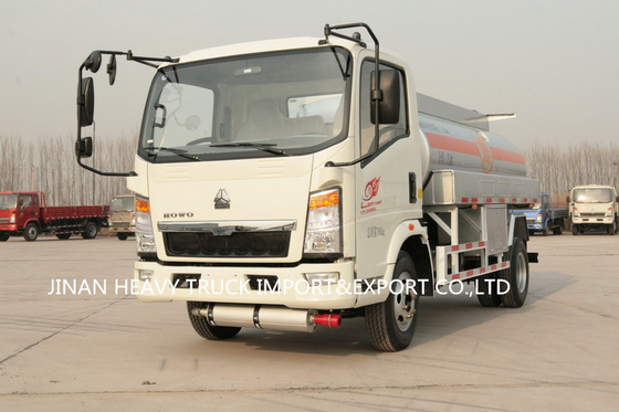 시노트루크 호워 빛 작은 기름 연료 탱커 트럭 4x2 6cbm 6000Liter