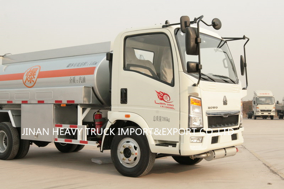 시노트루크 호워 빛 작은 기름 연료 탱커 트럭 4x2 6cbm 6000Liter