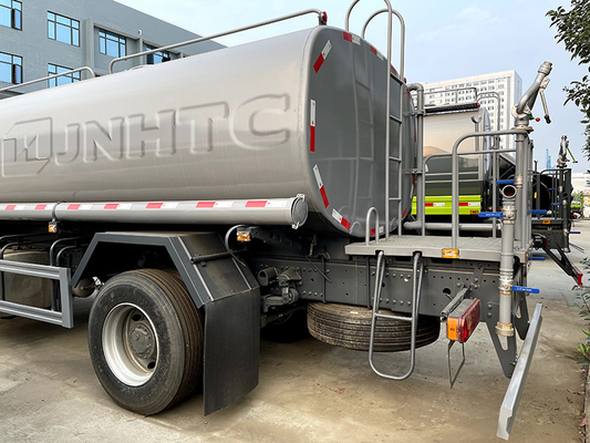 Sinotruk Howo 6 Wheeler 4*2 연료 유조선 트럭 Howo 유조선 10000L